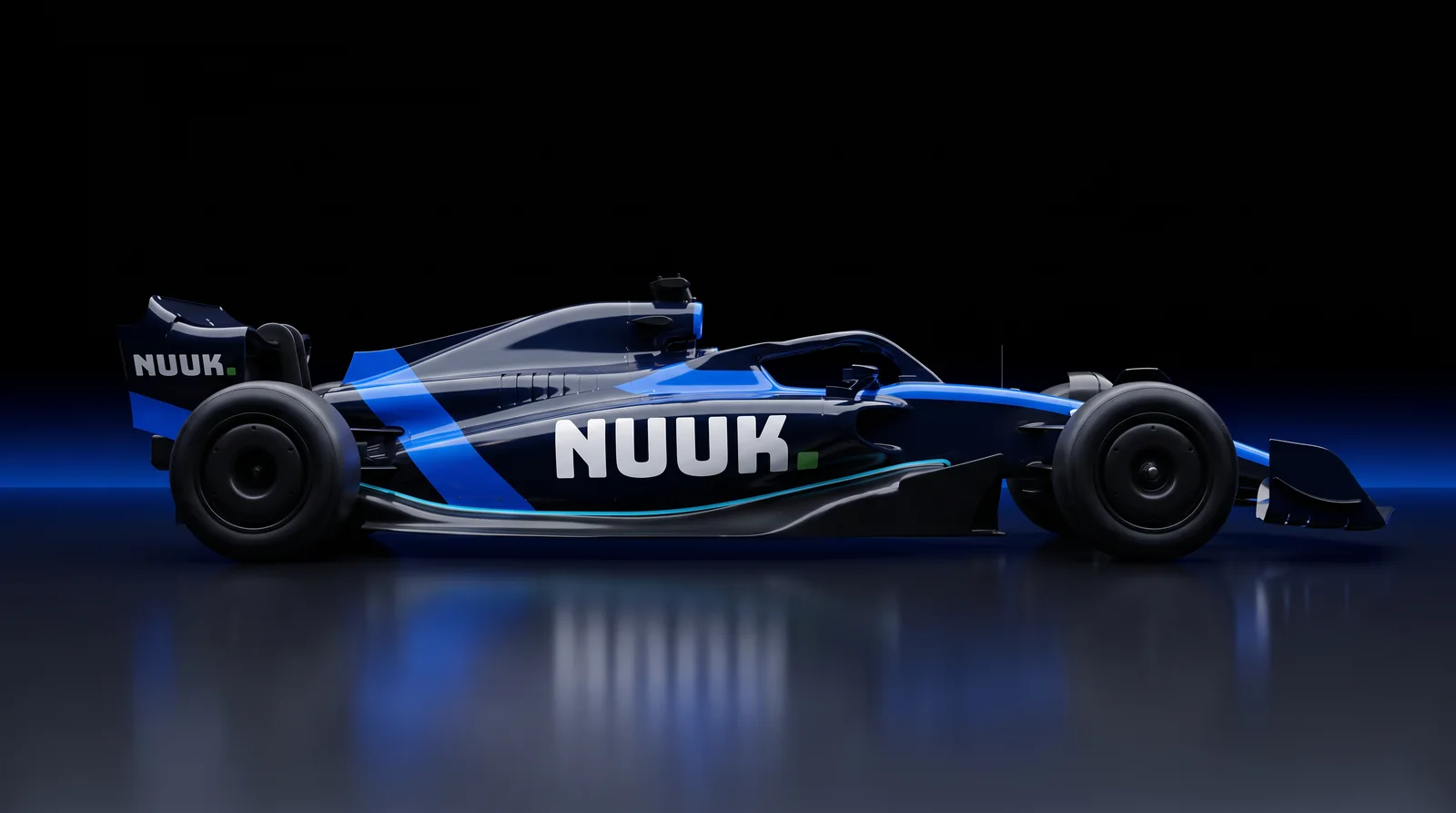 Karanlık stüdyoda NUUK renklerinde Formula 1 aracı